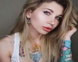 The Instagram Influencer has various tattoos on her hand and chest, including an OM and a diamond tattoo on her Chest.